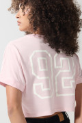 Camiseta crop top rosada clara con diseños college