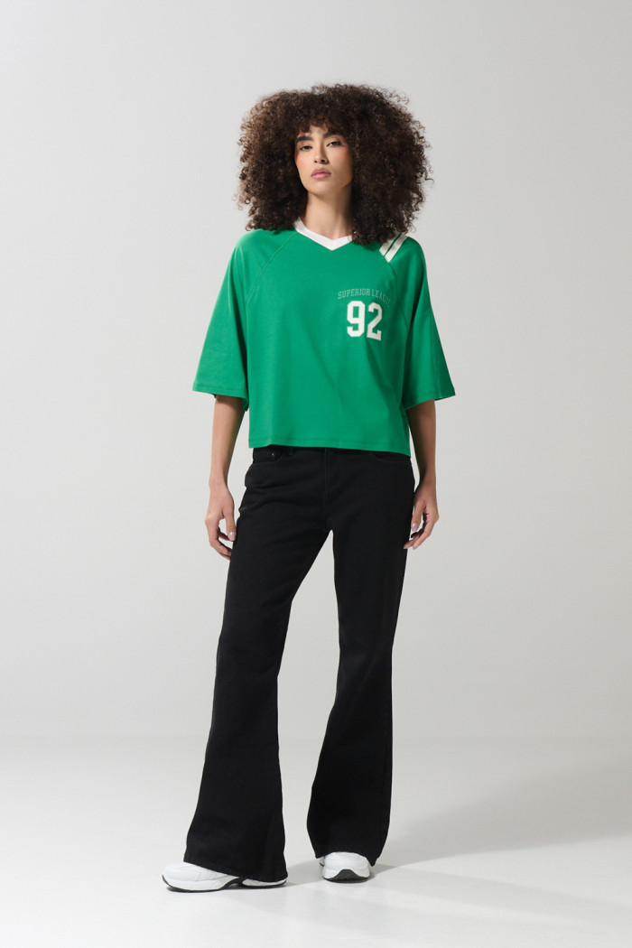 Camiseta verde crop top oversize con diseño college