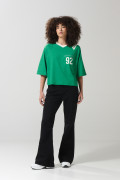 Camiseta verde crop top oversize con diseño college