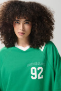 Camiseta verde crop top oversize con diseño college