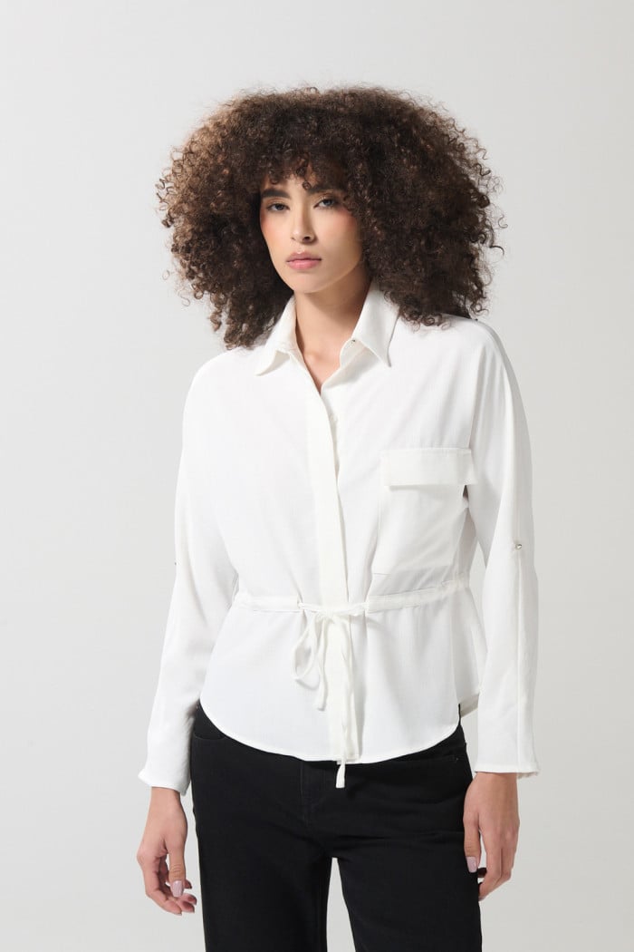 Blusa crema clara manga larga con botones ocultos