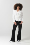 Blusa crema clara manga larga con botones ocultos