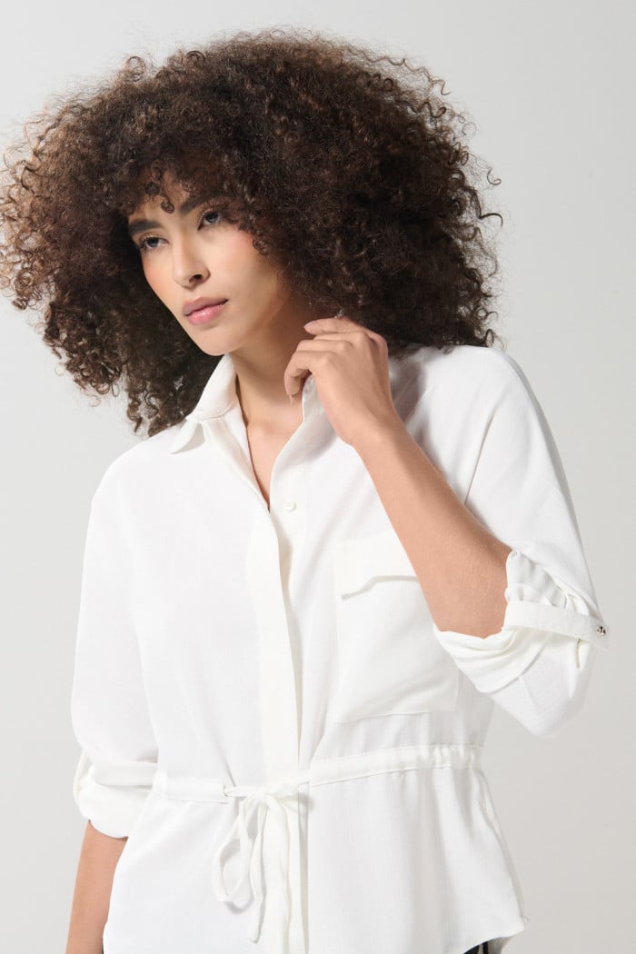 Blusa crema clara manga larga con botones ocultos