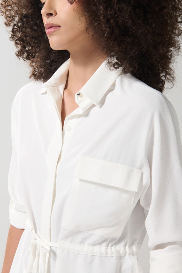 Blusa crema clara manga larga con botones ocultos