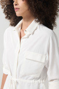 Blusa crema clara manga larga con botones ocultos