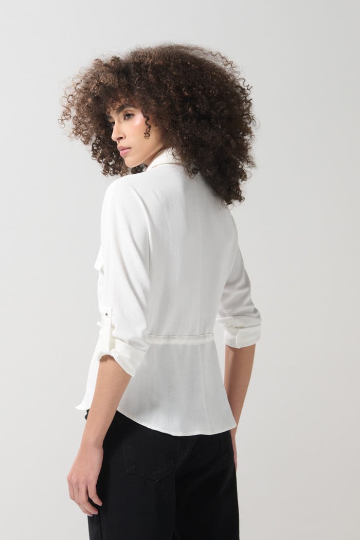 Blusa crema clara manga larga con botones ocultos