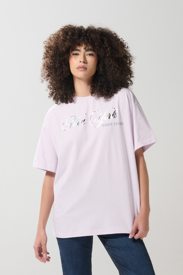 Camiseta cuello redondo lila con arte college brillante