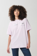 Camiseta cuello redondo lila con arte college brillante