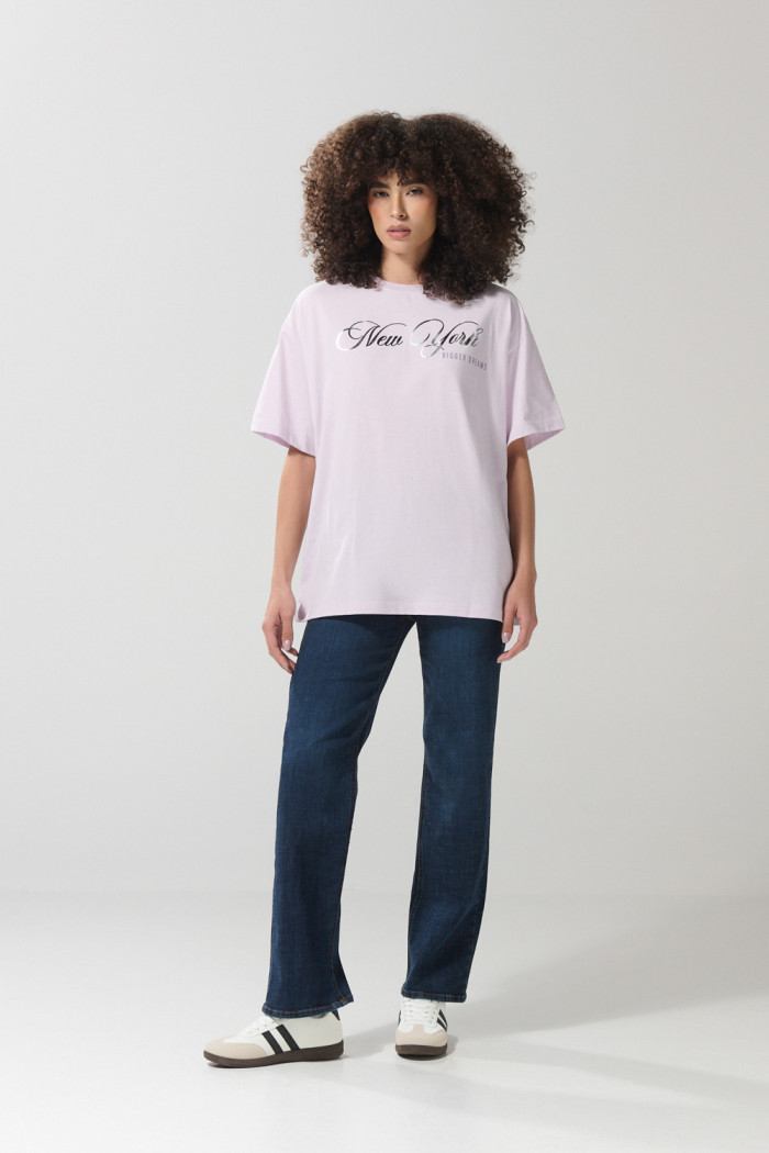 Camiseta cuello redondo lila con arte college brillante