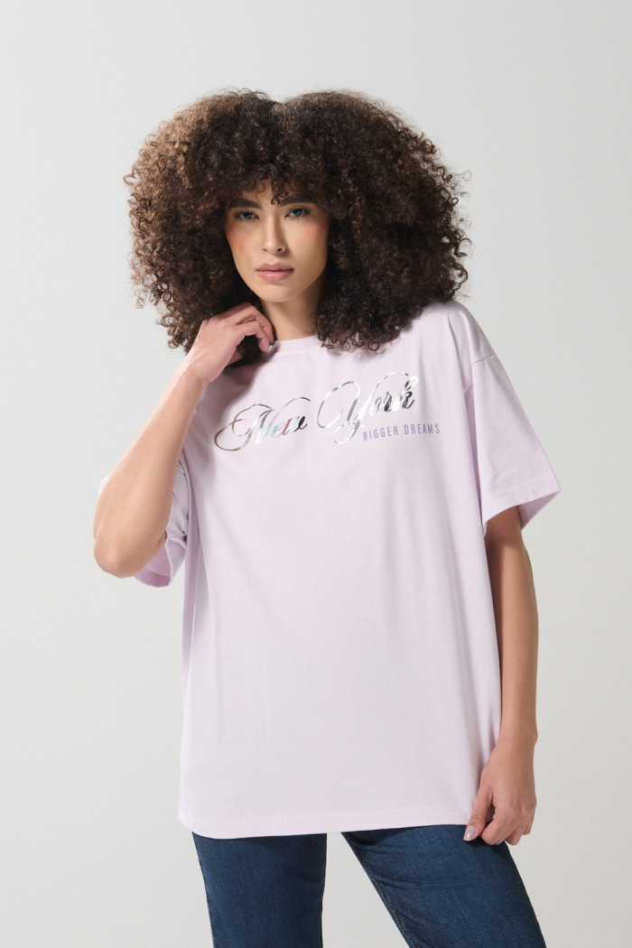 Camiseta cuello redondo lila con arte college brillante