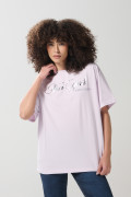 Camiseta cuello redondo lila con arte college brillante
