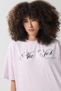 Camiseta cuello redondo lila con arte college brillante