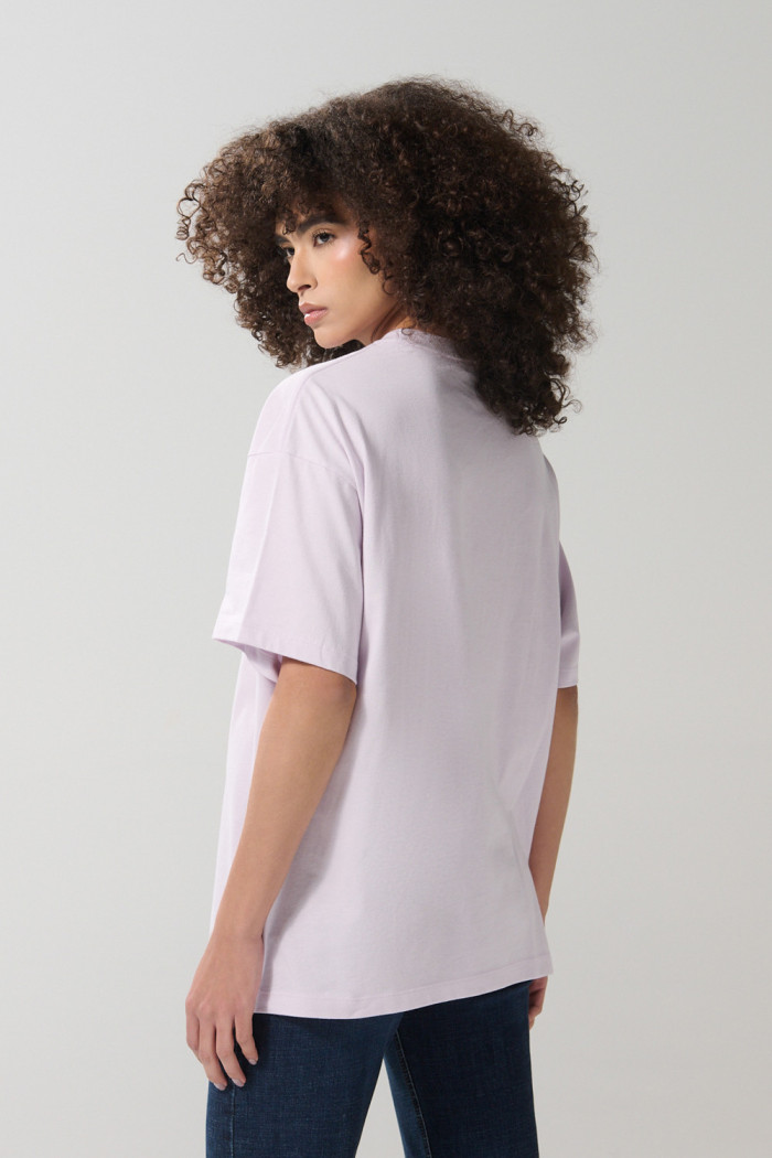 Camiseta cuello redondo lila con arte college brillante
