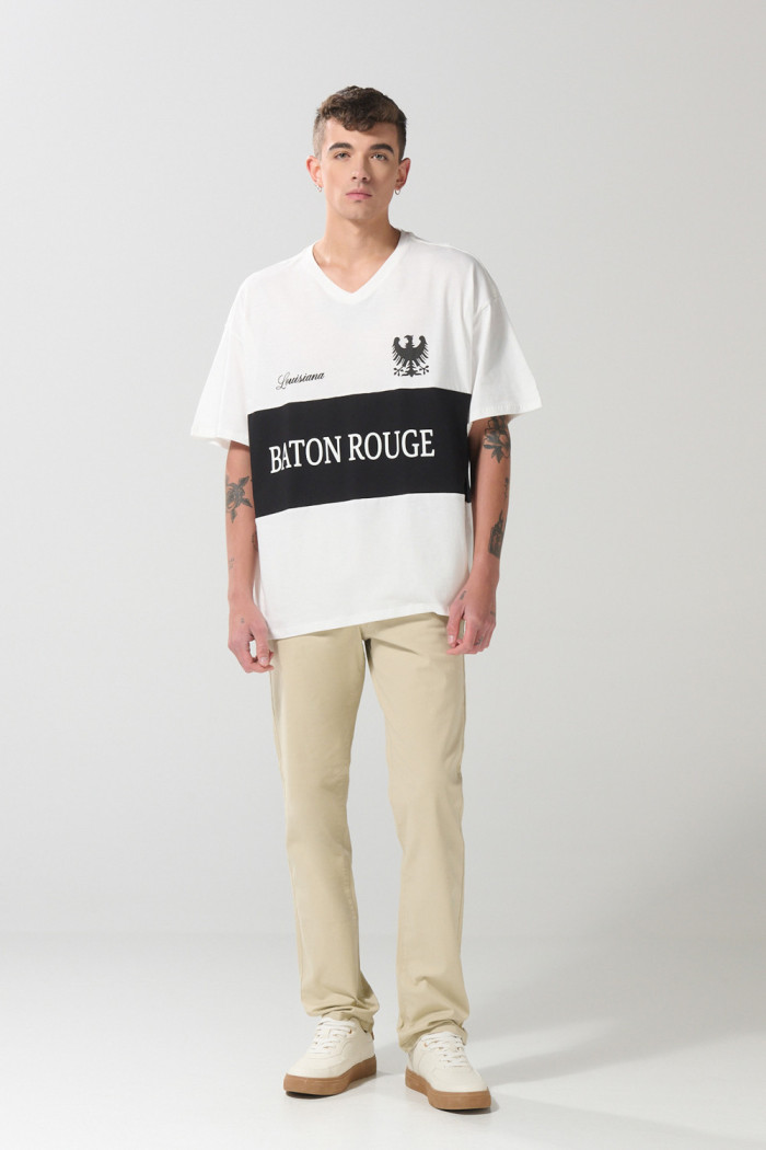 Camiseta crema oversize college con cuello V y contraste