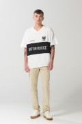 Camiseta crema oversize college con cuello V y contraste
