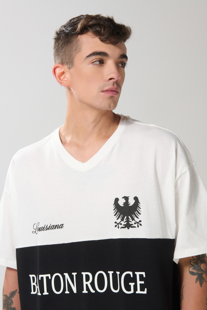 Camiseta crema oversize college con cuello V y contraste