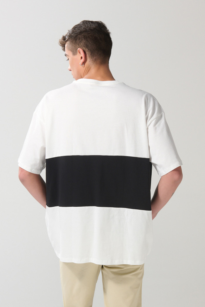 Camiseta crema oversize college con cuello V y contraste