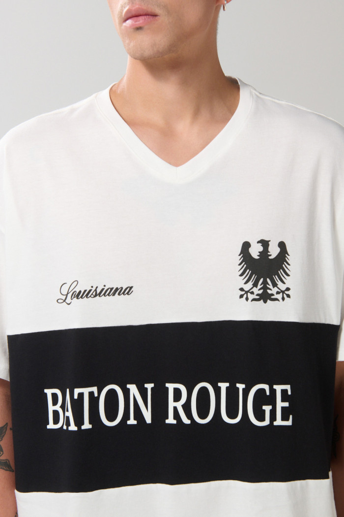 Camiseta crema oversize college con cuello V y contraste