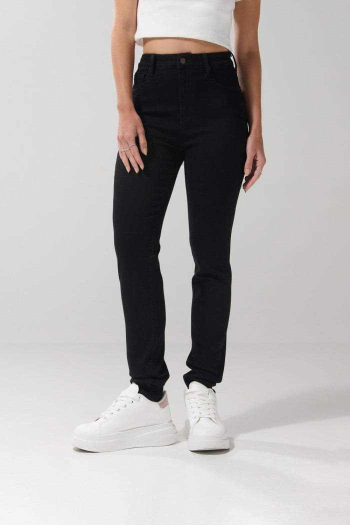 Jean negro tipo jegging con súper tiro alto y bolsillos