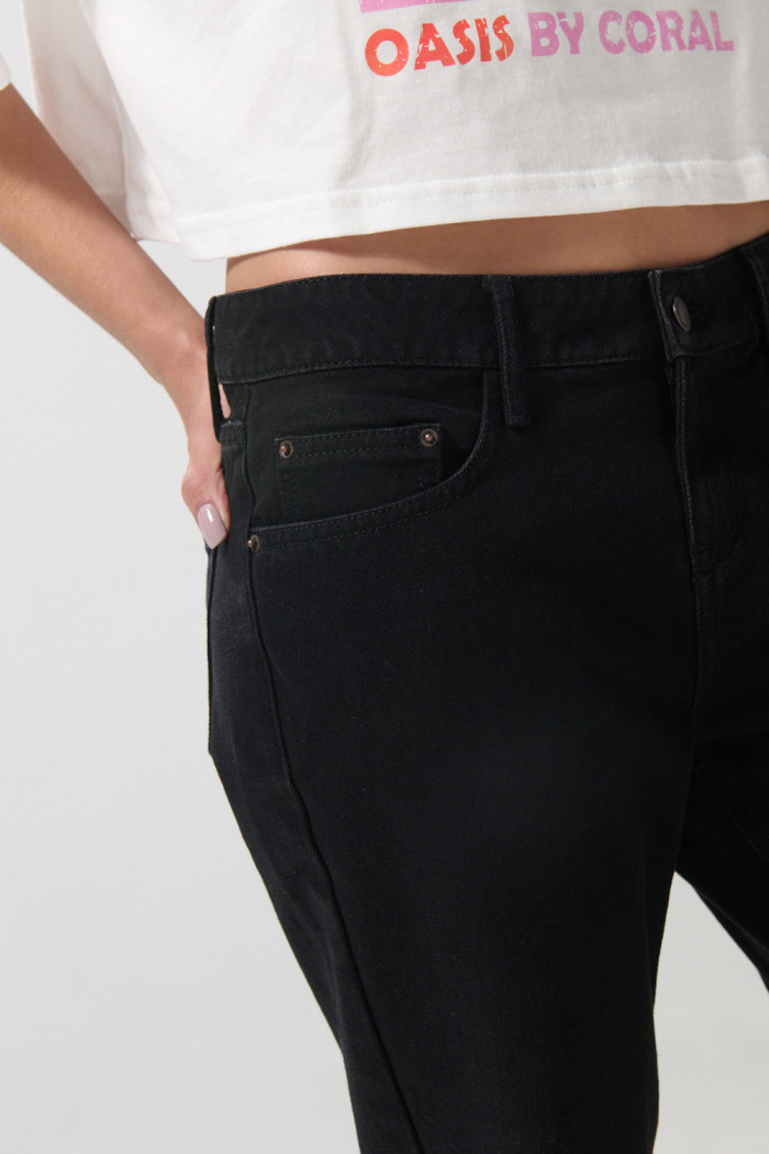 Jean negro flare con bota ancha y tiro medio