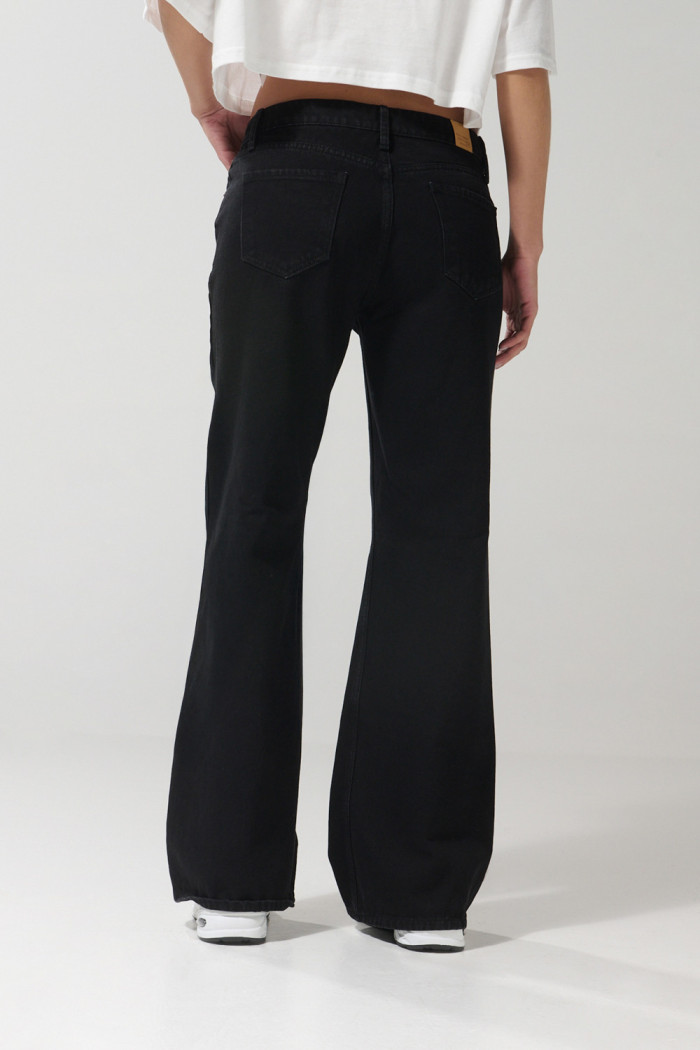 Jean negro flare con bota ancha y tiro medio