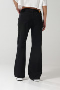 Jean negro flare con bota ancha y tiro medio