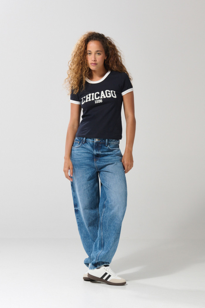 Camiseta azul intensa college con contrastes y manga corta