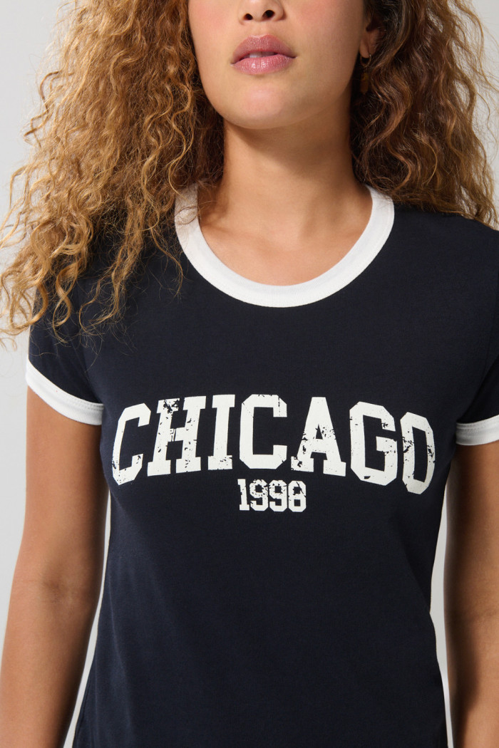Camiseta azul intensa college con contrastes y manga corta