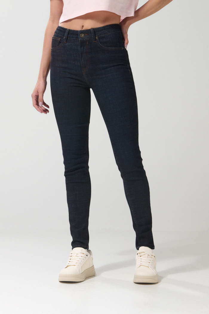 Jean azul push up tiro alto con realce posterior y bolsillos