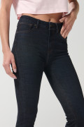 Jean azul push up tiro alto con realce posterior y bolsillos