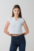 Camiseta azul clara cuello redondo con abertura