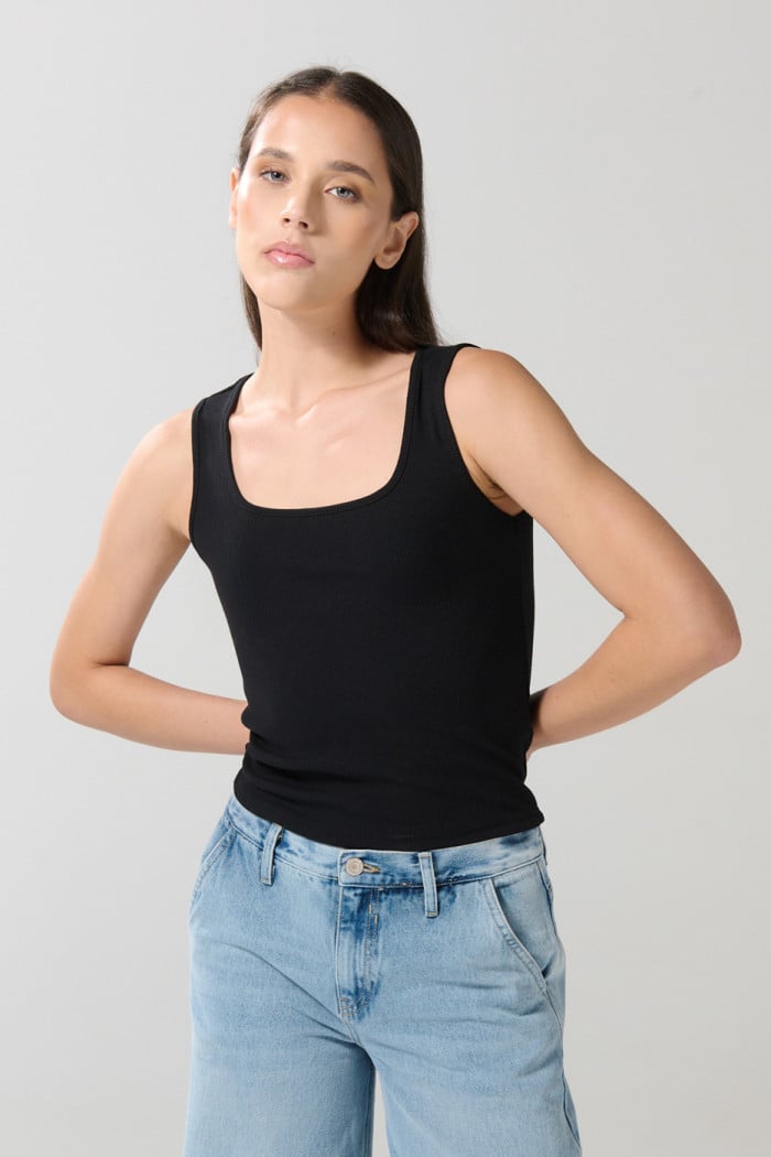 Camiseta unicolor acanalada con manga sisa y escote cuadrado