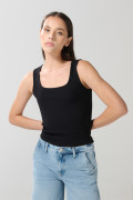 Camiseta unicolor acanalada con manga sisa y escote cuadrado