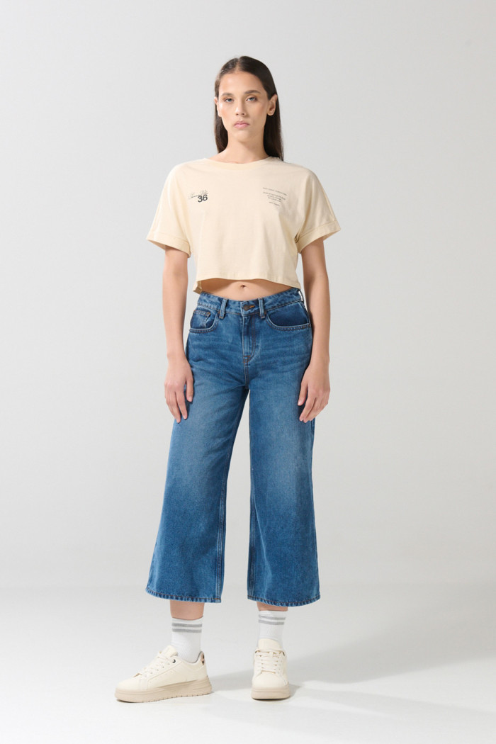 Jean azul claro tipo culotte con bota ancha y tiro alto