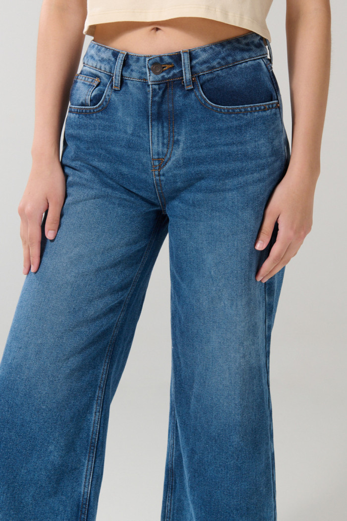 Jean azul claro tipo culotte con bota ancha y tiro alto
