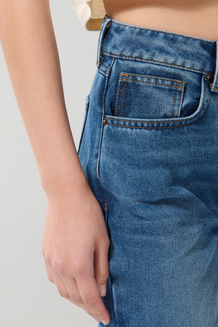 Jean azul claro tipo culotte con bota ancha y tiro alto