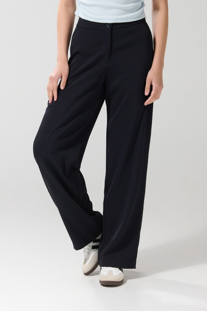Pantalón azul intenso bota recta con tiro alto y prenses