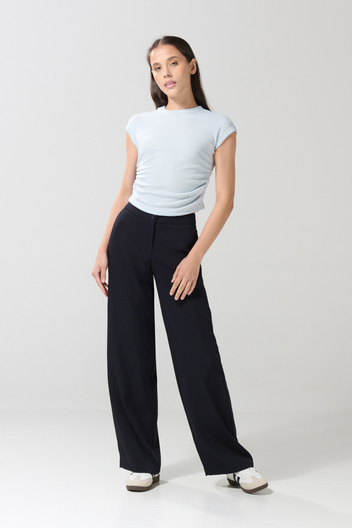 Pantalón azul intenso bota recta con tiro alto y prenses