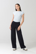 Pantalón azul intenso bota recta con tiro alto y prenses