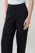 Pantalón azul intenso bota recta con tiro alto y prenses