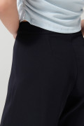 Pantalón azul intenso bota recta con tiro alto y prenses