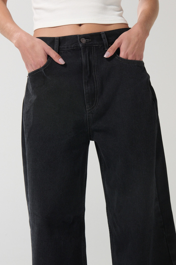 Jean tiro medio baggy gris con bota ancha y bolsillos