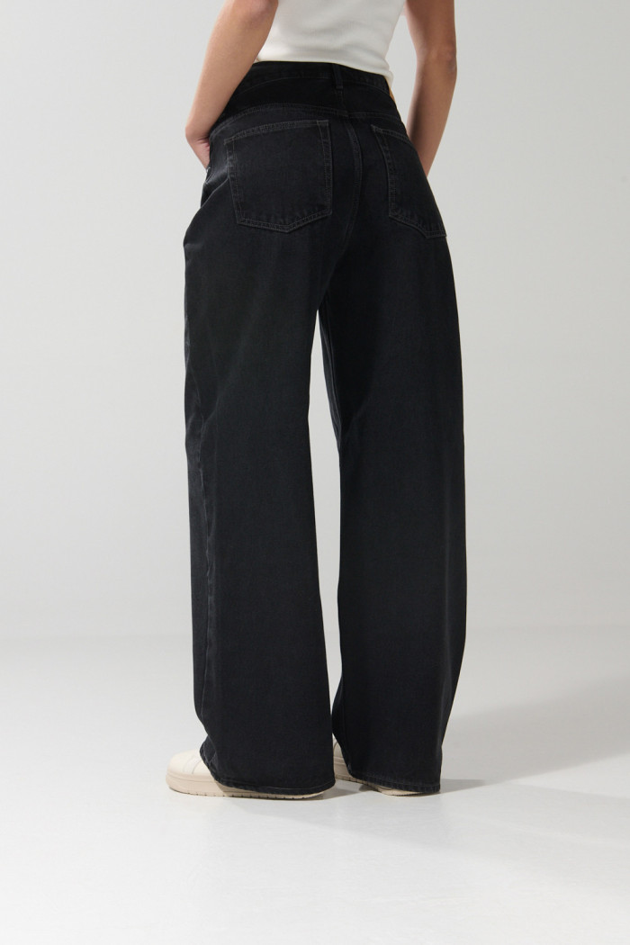 Jean tiro medio baggy gris con bota ancha y bolsillos