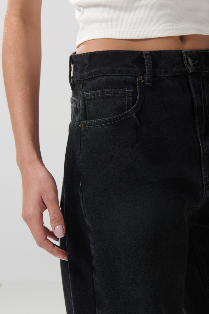 Jean tiro medio baggy gris con bota ancha y bolsillos