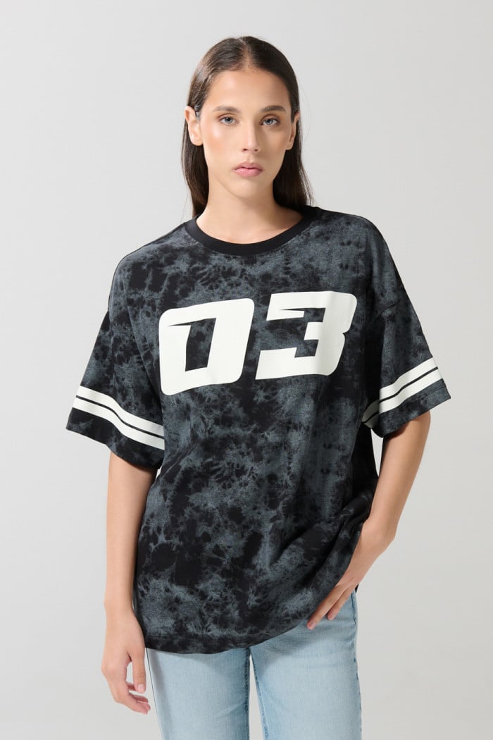 Camiseta college tie dye negra oversize con manga corta