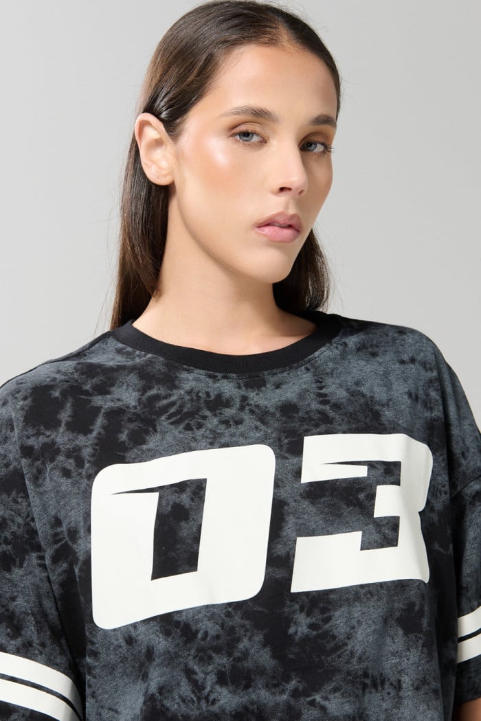 Camiseta college tie dye negra oversize con manga corta