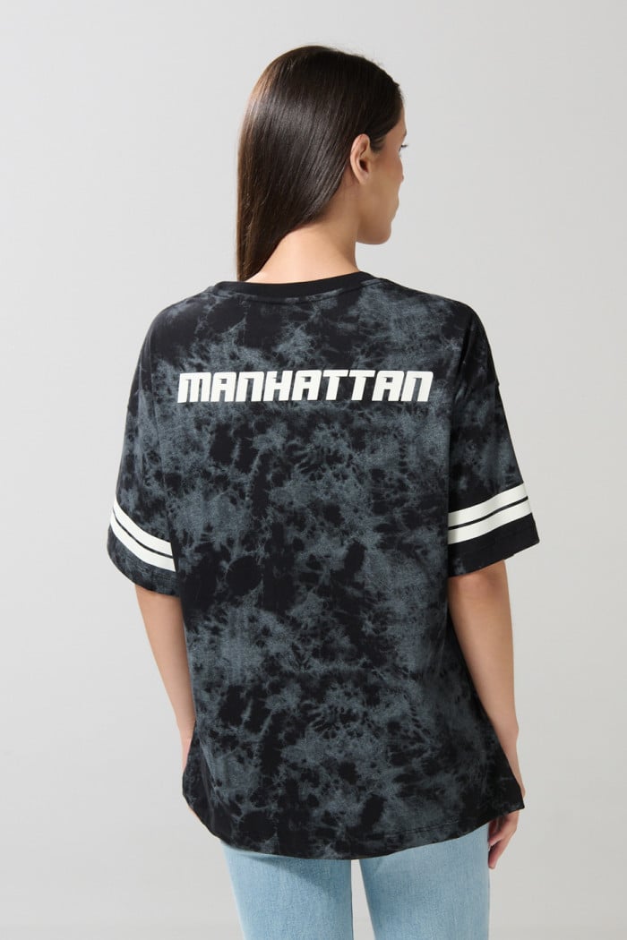 Camiseta college tie dye negra oversize con manga corta
