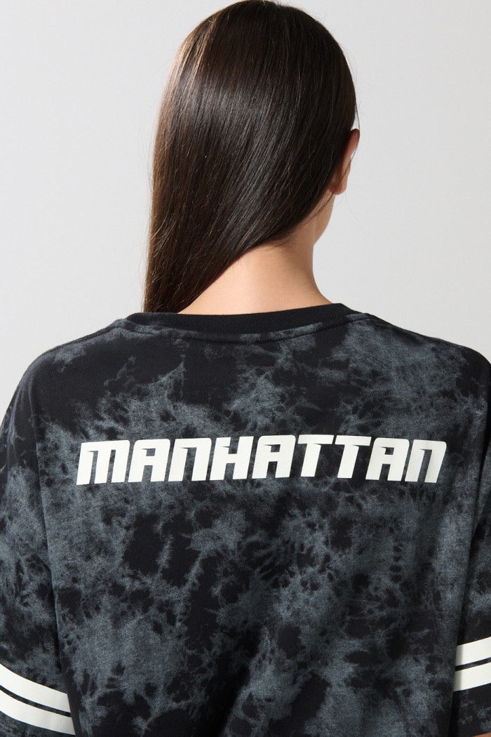 Camiseta college tie dye negra oversize con manga corta