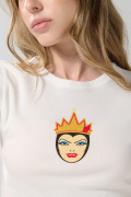 Camiseta cuello redondo crema con diseño de Reina Malvada