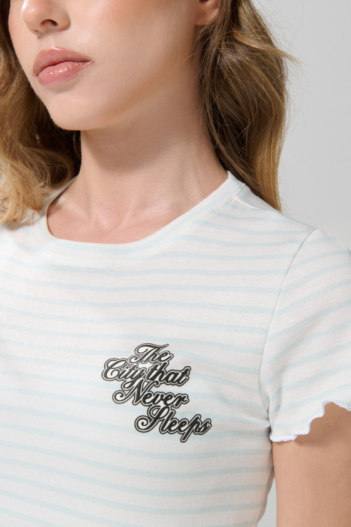 Camiseta en rib crema a rayas con manga corta